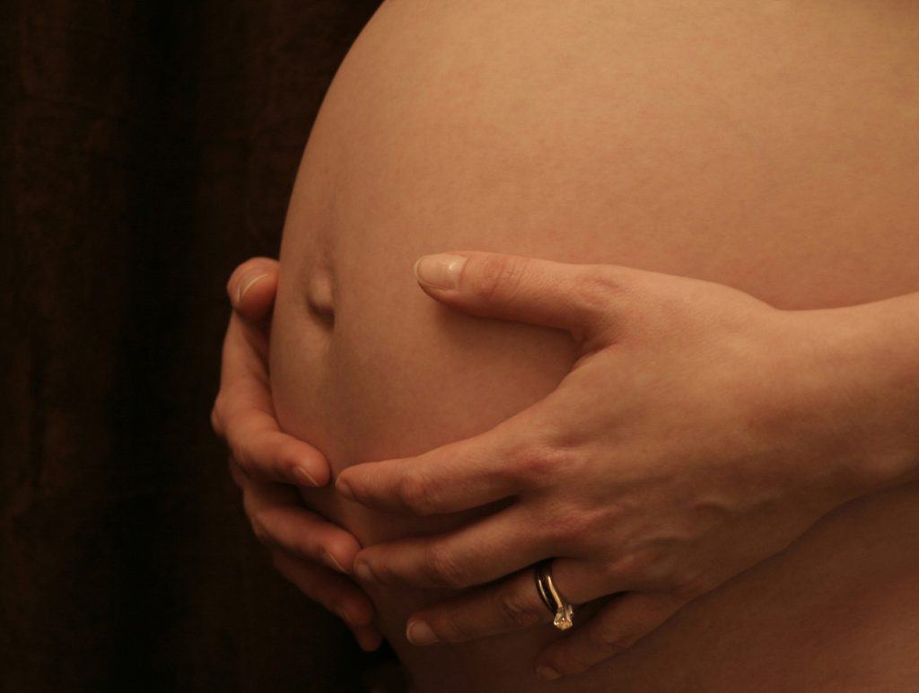 Pregnant Women Can Earn £300 of Shopping Vouchers if They Quit Smoking 1