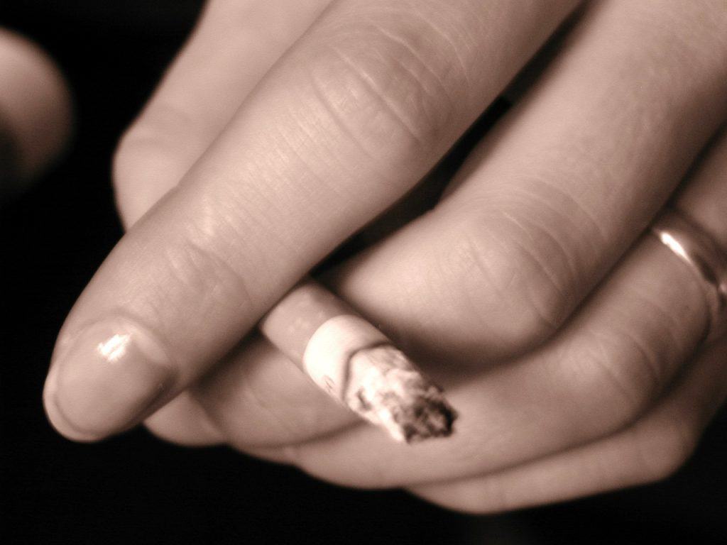 Pregnant Women Can Earn £300 of Shopping Vouchers if They Quit Smoking 2