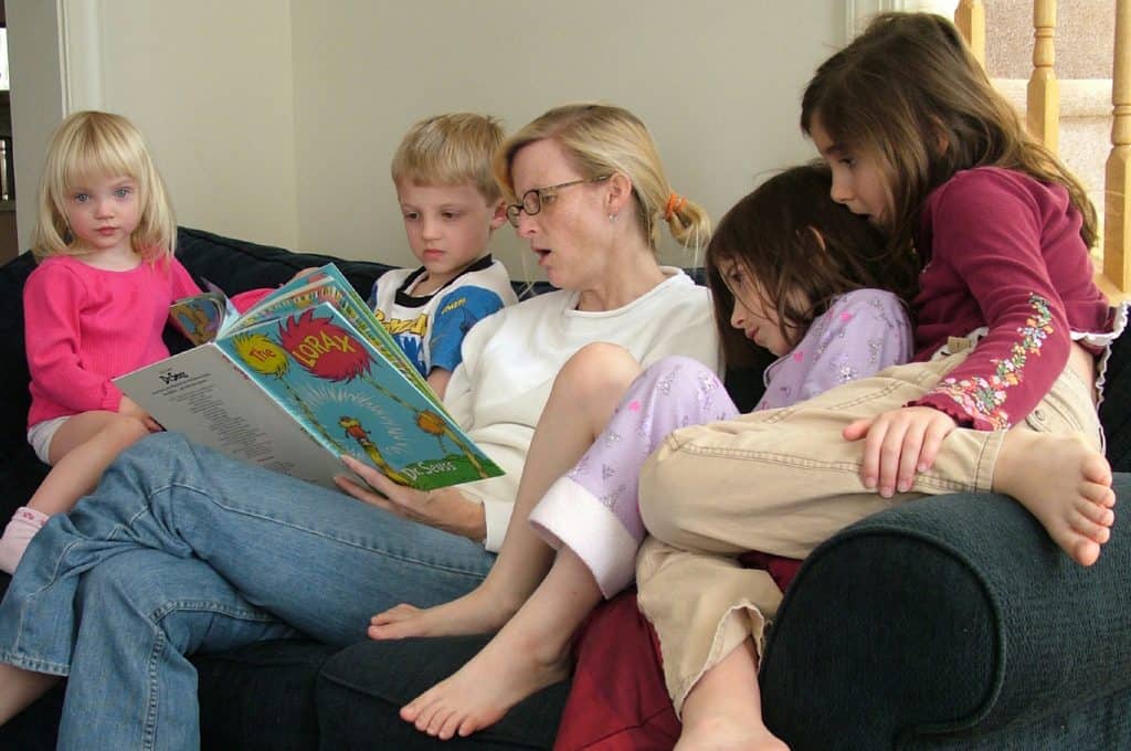 10 Easy Ways To Make The Most Of Sharing A Story 1 Sharing A Story