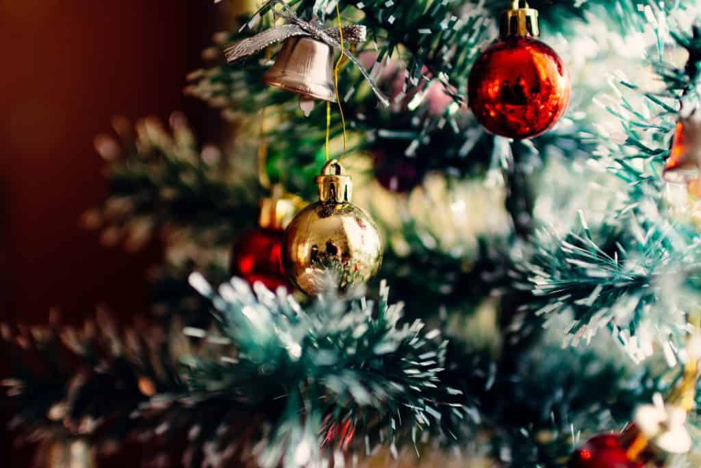 How Much Do Parents Spend On A Child For Christmas? 1 How much do parents spend on a child for Christmas?
